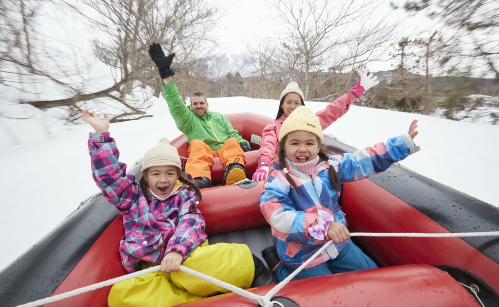 家族でスノーラフティング&バナナボート！キッズパークで雪遊びも