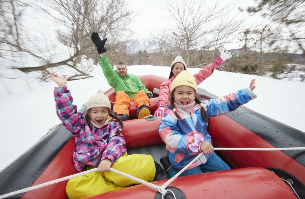 スノーモービルがひくゴムボート/星野リゾート アルツ磐梯(福島県/磐梯町)