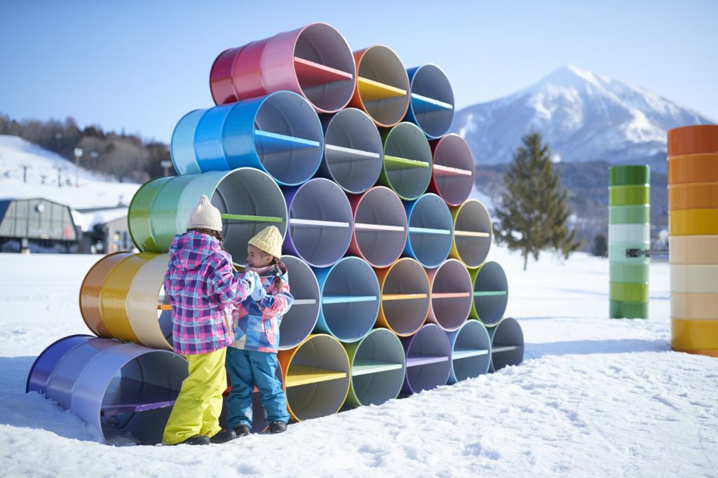 カラフルなドラム缶アートが並ぶ広い雪原/星野リゾート アルツ磐梯(福島県/磐梯町)