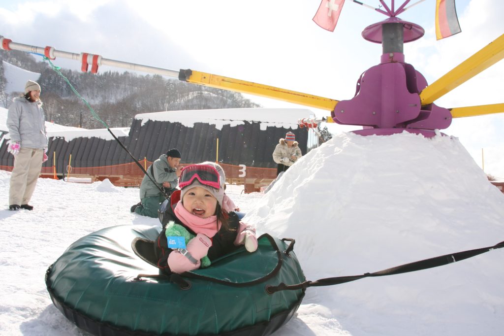 キッズパーク内の遊具「ボーラー・カルーセル」/タングラムスキーサーカス(長野県/上水内郡信濃町)