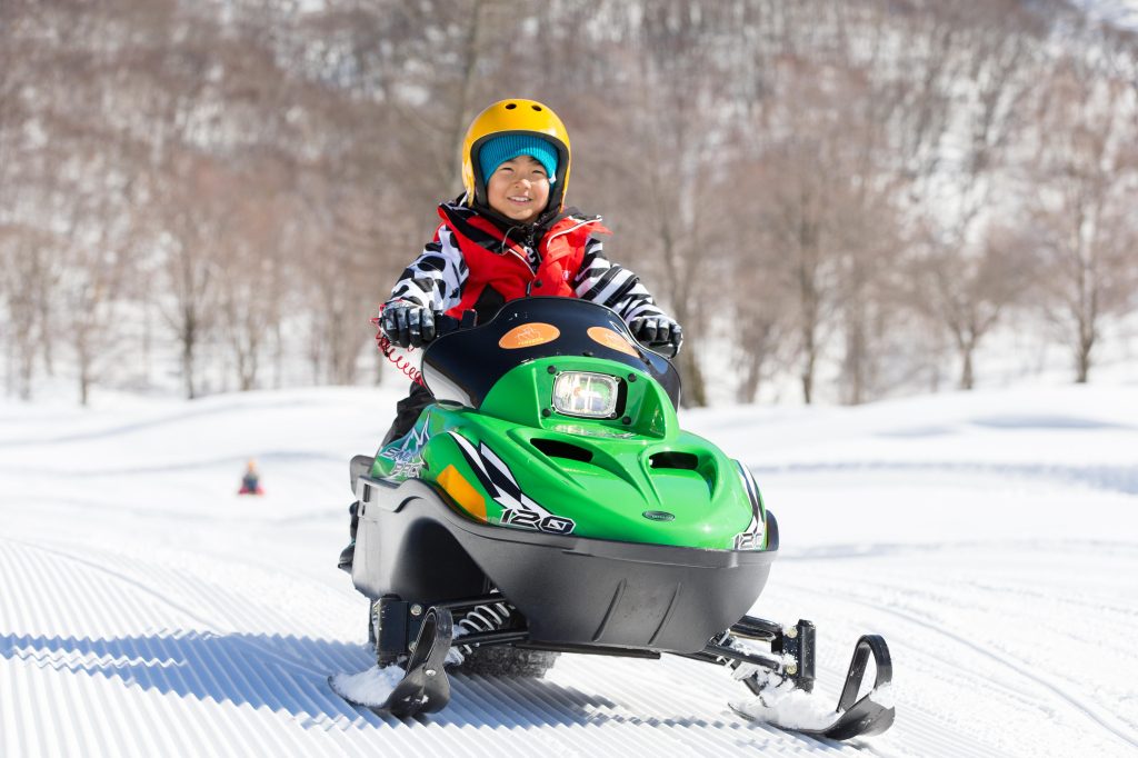 5歳から乗れるスノーモービル体験/タングラムスキーサーカス(長野県/上水内郡信濃町)
