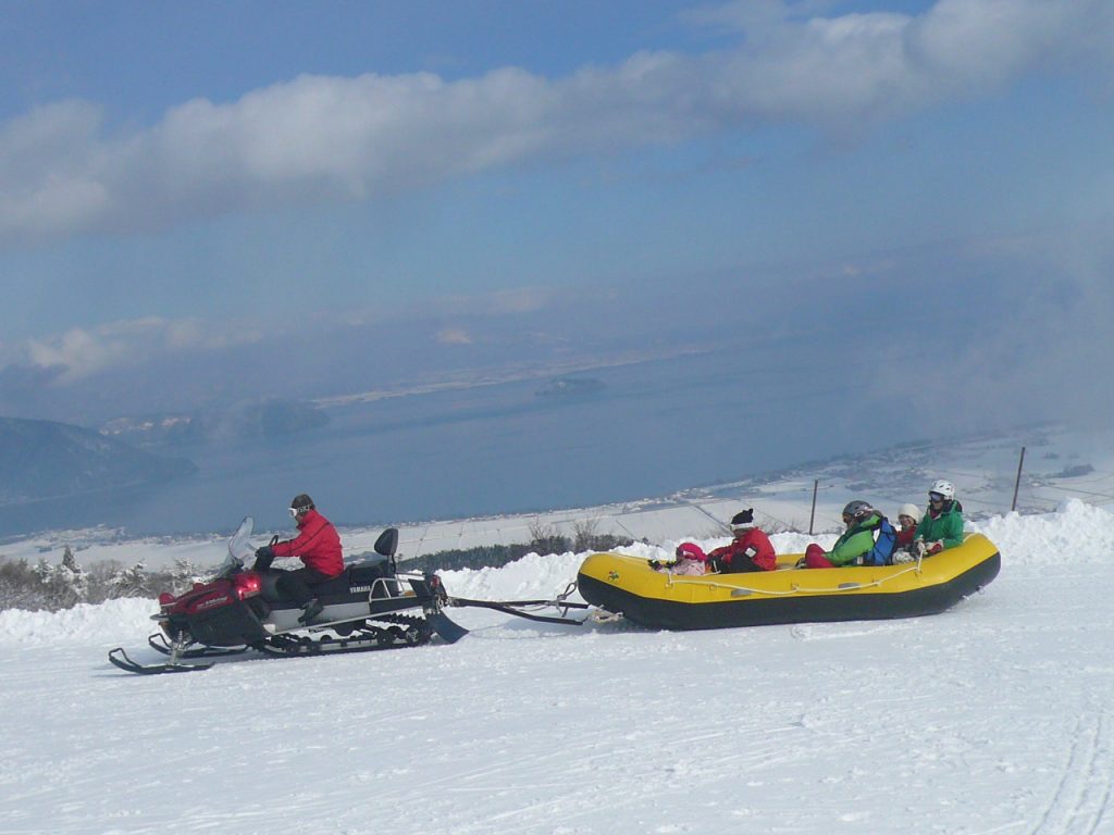 8人乗りでゲレンデを滑れるラフティング体験／箱館山スキー場（滋賀県／高島市）