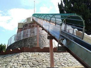 大型遊具がスゴイ公園！ 大泉緑地（大阪）のド迫力滑り台や、注目の遊具に迫る