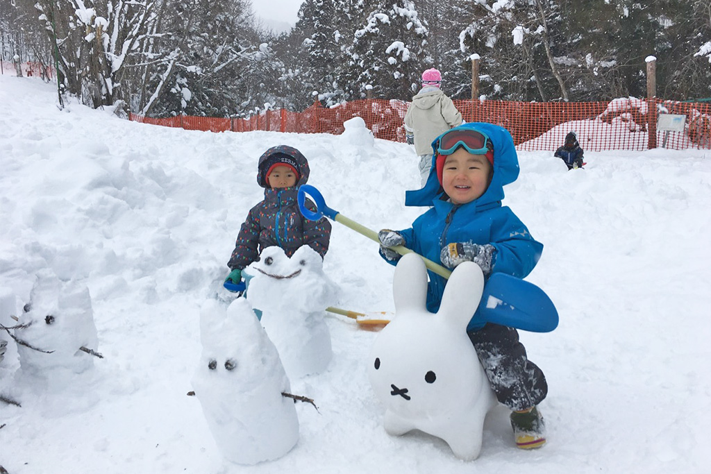 ミッフィーの乗り物にのる子ども/かたしな高原スキー場(群馬県/利根郡)