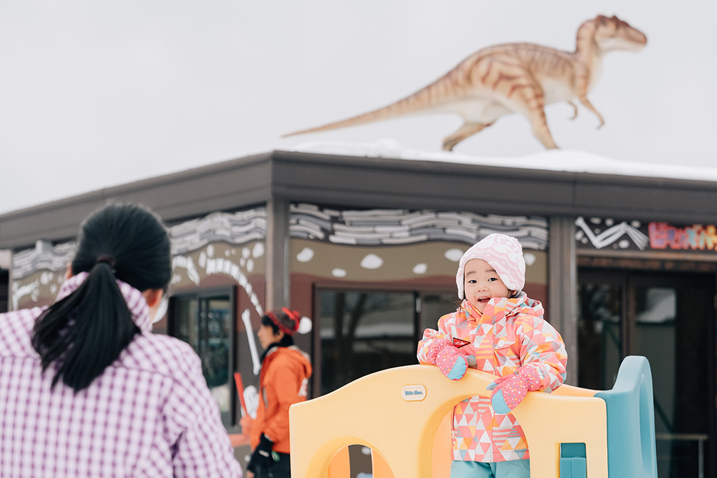 遊具で遊ぶ子ども/スキージャム勝山(福井県)