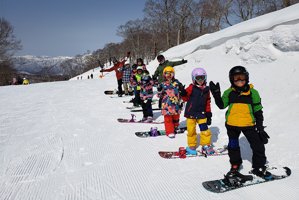 スノーボードを教わる子ども達/たんばらスキーパーク(群馬県/沼田市)