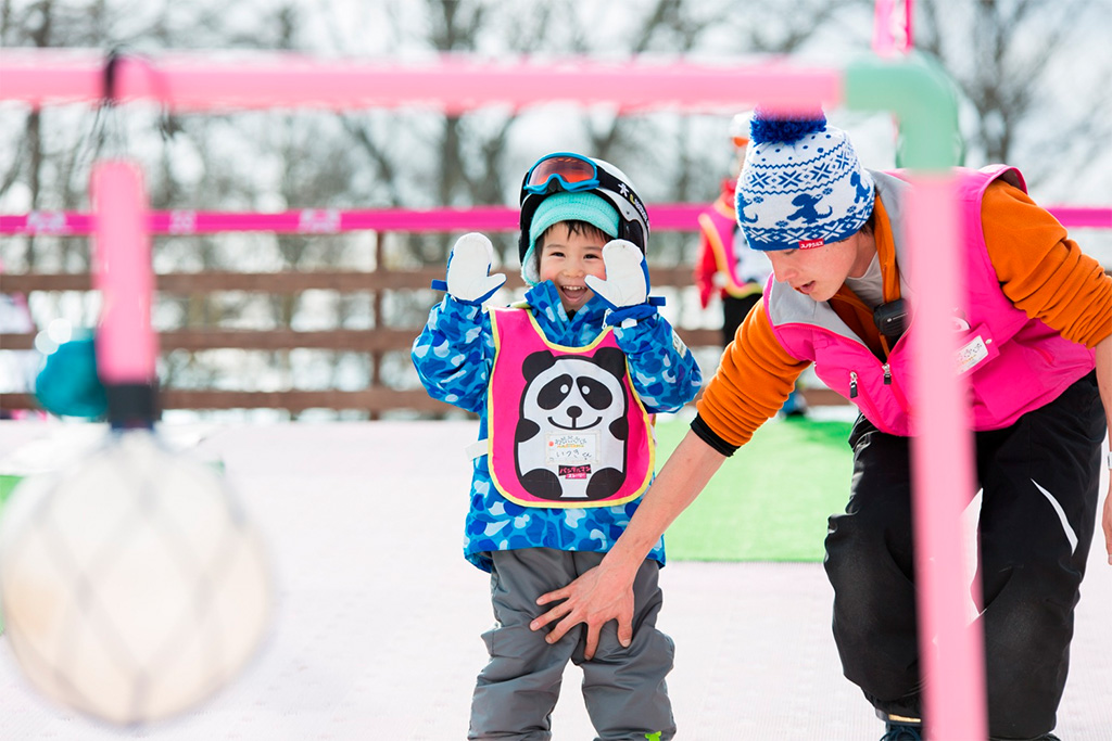 スキーレッスンを受ける子ども/軽井沢プリンスホテルスキー場(長野県/北佐久群)