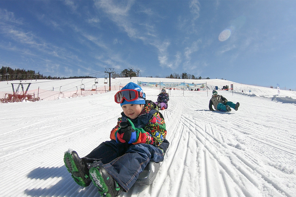ソリで滑る子ども/スキージャム勝山(福井県/勝山市)