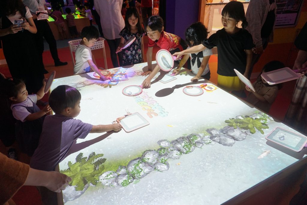 デジタル金魚すくいでお魚を上手につかまえよう「デジタルキャッチ」／ファンタジーキッズリゾート武蔵村山（東京都／武蔵村山市）