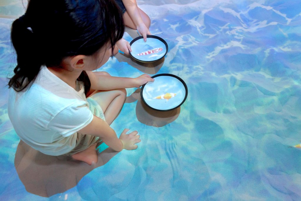 魚とりや海遊びができる「屋内砂浜 海の子」／あそびパークPLUS　イオンレイクタウン店（埼玉県／越谷市）