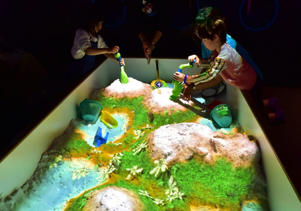 砂場と映像を合わせた新感覚のAR砂遊び「SAND PARTY!」／リトルプラネット KITE MITE MATSUDO（千葉県／松戸市）