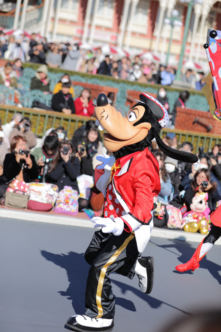 パレードの最後尾はグーフィー/ベリー・ミニー・リミックス
