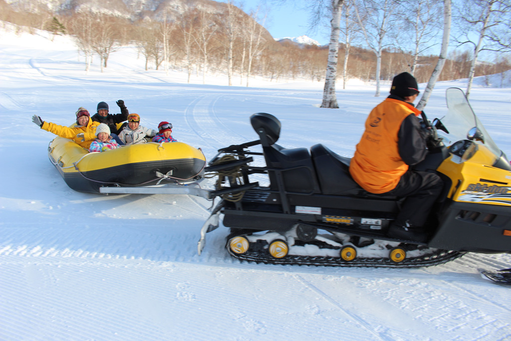 家族みんなでスノーラフティング