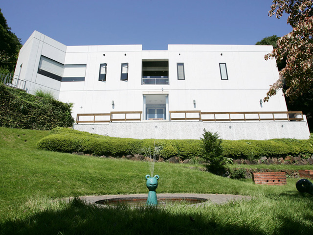 熱海の海を望む山の中腹にある美術館/戸田幸四郎絵本美術館(静岡県熱海市)