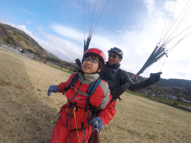 プロパイロットと2人乗りで大空を飛ぶ/熱海峠パラグライダー(静岡県熱海市)