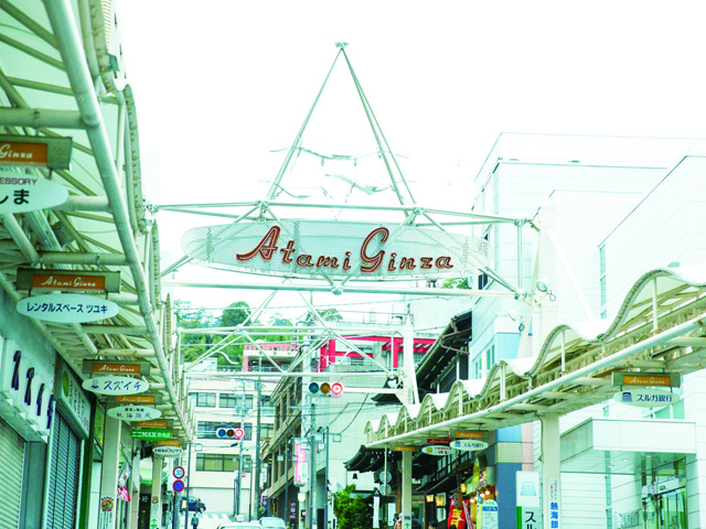 干物や和菓子、飲食店などが並ぶアーケード/熱海銀座商店街(静岡県熱海市)