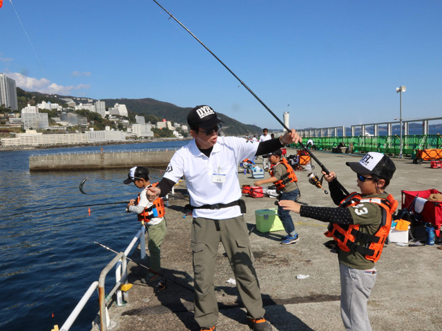 親子で一緒に釣りが習える「初心者釣り教室」/熱海湾海釣り施設(静岡県熱海市)