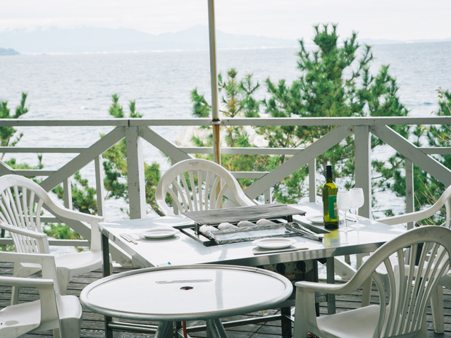 海に面したデッキでバーベキュー/初島ピクニックガーデン(静岡県熱海市)