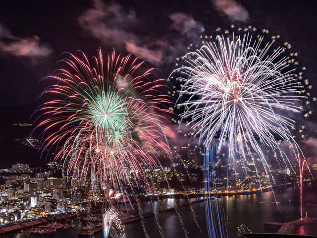夏以外の季節の花火も趣がある/熱海海上花火大会(静岡県熱海市)