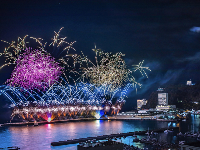 音も光も大迫力の花火は熱海の人気イベント/熱海海上花火大会(静岡県熱海市)