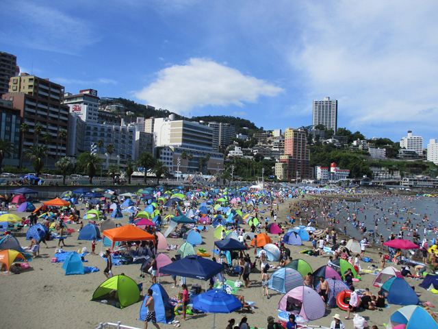 南国リゾート風ビーチは家族連れに人気/熱海サンビーチ(静岡県熱海市)