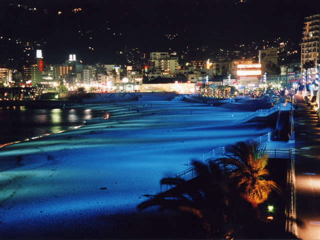 幻想的なライトアップを見ながら散策を楽しむ/熱海サンビーチ(静岡県熱海市)