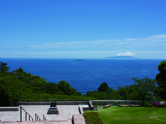メインロビーやムア広場から初島や伊豆大島を一望/MOA美術館(静岡県熱海市)