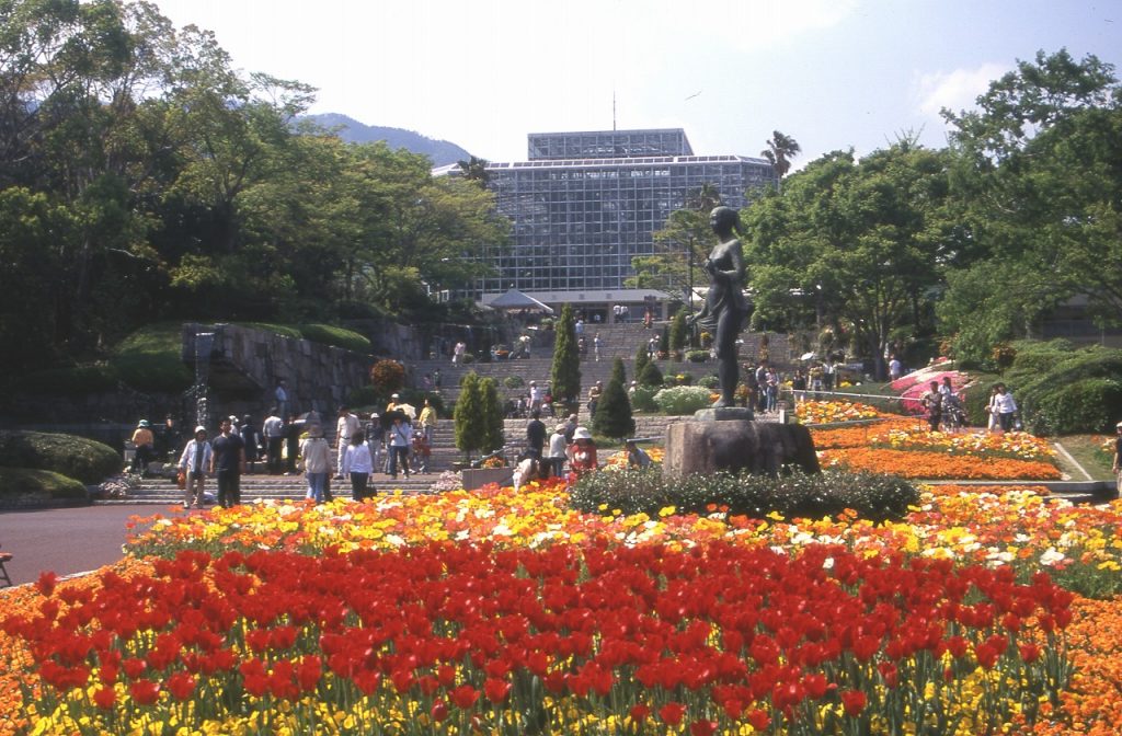 正面ゲートを入ってすぐの大花壇/広島市植物公園(広島県/広島市)