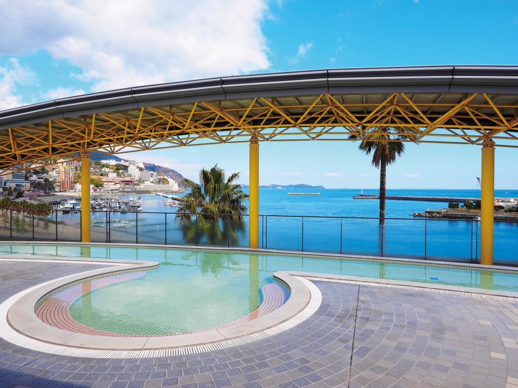 熱海を一望する屋上プール/マリンスパあたみ(静岡県熱海市)