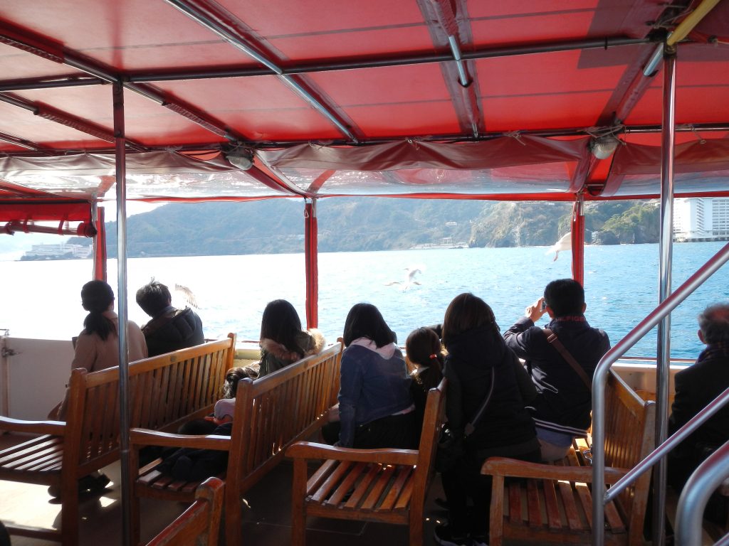 船上からカモメに餌付け／熱海遊覧船　サンレモ（静岡県熱海市）