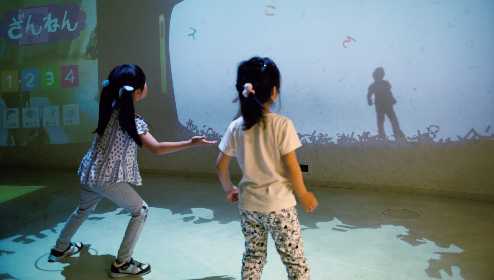 デジタル映像を体を使って動かして遊ぶ「デジタルきゃんばす」／ギャラクシティ（東京都／足立区）