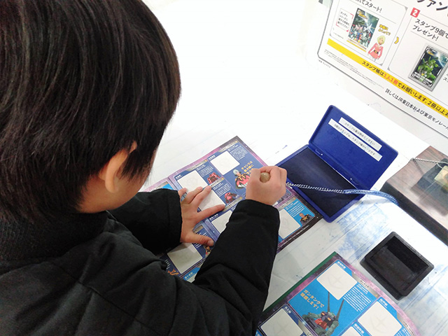スタンプを押す子ども/JR東日本　機動戦士ガンダムスタンプラリー（東京都）