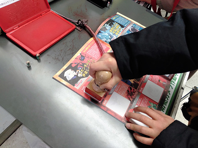 スタンプを押す子ども/JR東日本　機動戦士ガンダムスタンプラリー（東京都）