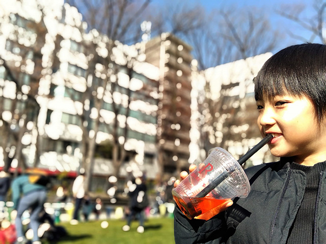 タピオカドリンクを飲む子ども/JR東日本　機動戦士ガンダムスタンプラリー（東京都）
