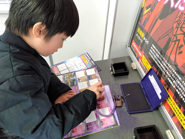 JR田端駅「バウ」のスタンプを押す子ども/JR東日本　機動戦士ガンダムスタンプラリー（東京都）