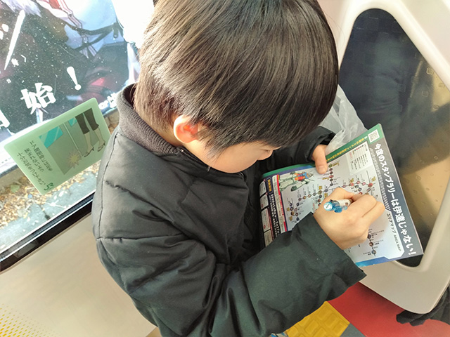 ガンダムスタンプラリーに挑戦する子ども/JR東日本（東京都）