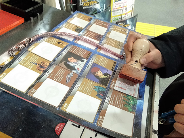 スタンプを押す様子/JR東日本　機動戦士ガンダムスタンプラリー（東京都）