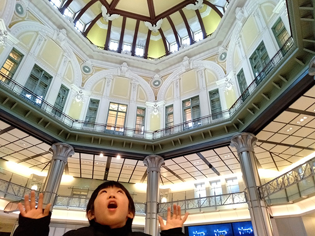 JR東京駅ドーム天井を見上げる子ども/JR東日本　ガンダムスタンプラリー（東京都）