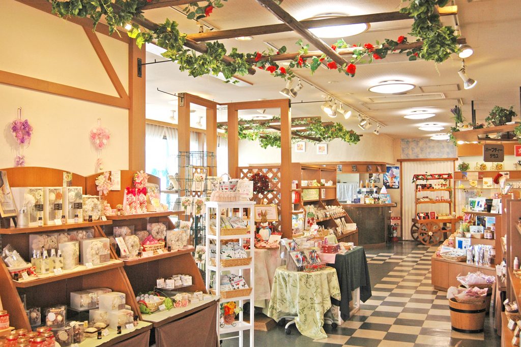 ハーブグッズが並ぶ「ハーブハウス」／アカオハーブ＆ローズガーデン（静岡県熱海市）