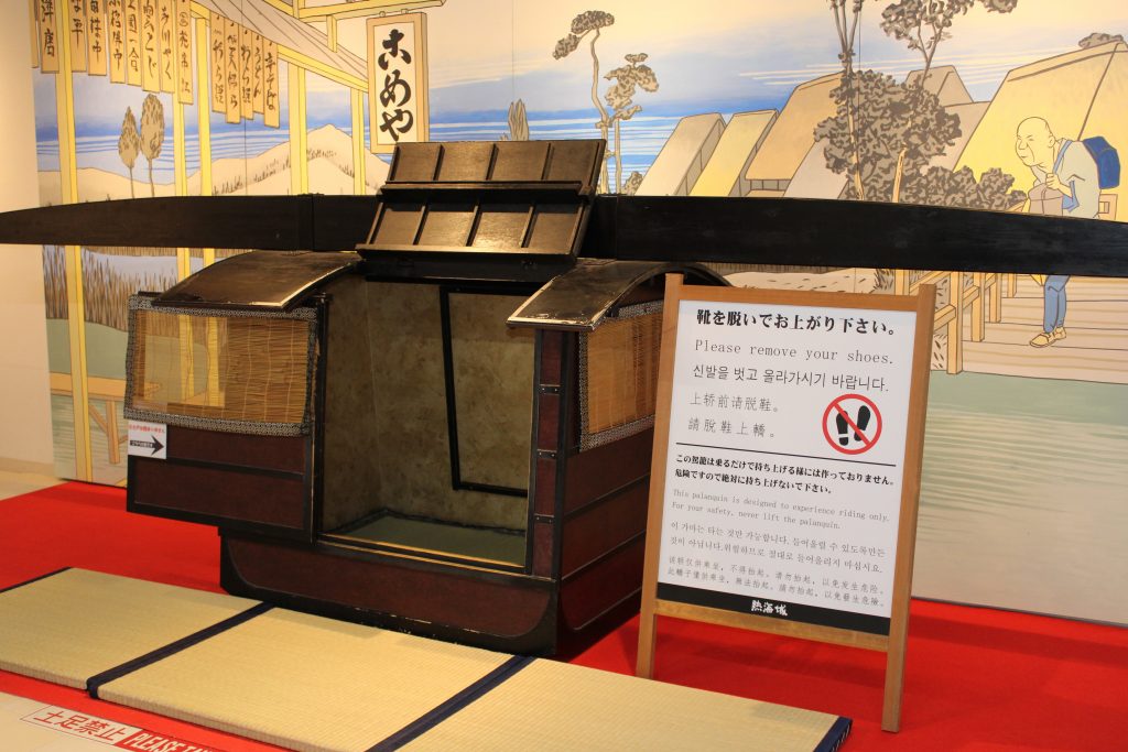 江戸時代の籠に乗って記念撮影/熱海城(静岡県熱海市)