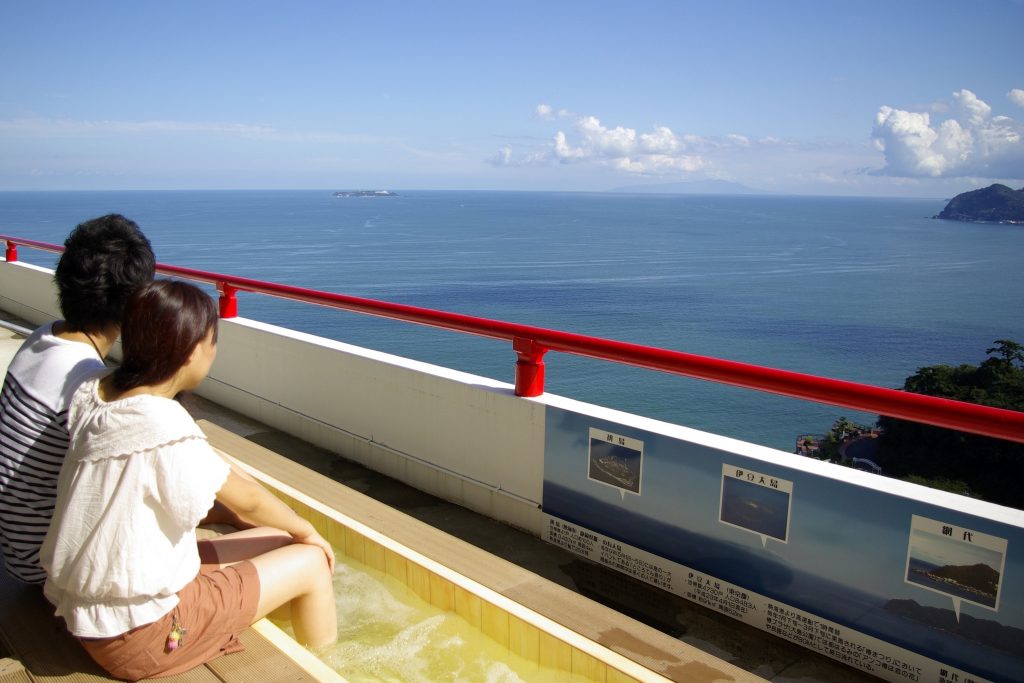 熱海の景色を眺めながらジェット足湯でリラックス/熱海城(静岡県熱海市)