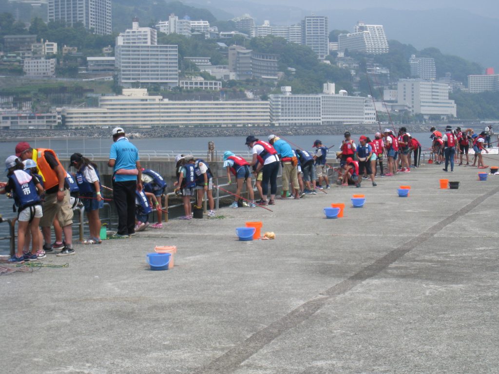 防波堤で釣りを楽しむ子どもたち／熱海港海釣り施設（静岡県熱海市）