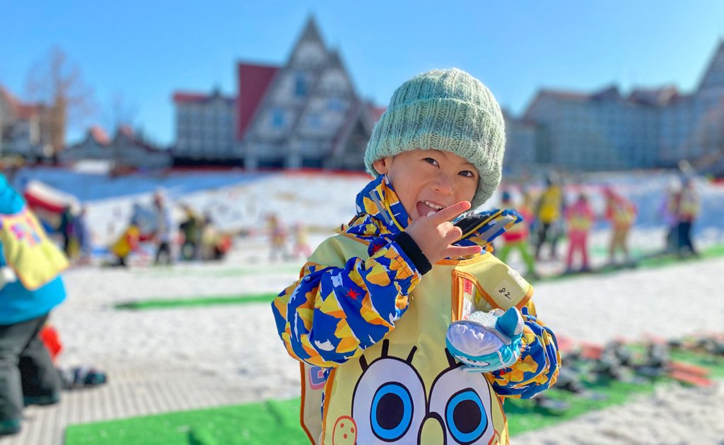 上越国際スキー場で4歳のスキーデビュー、雪不足でも大成功！子連れ