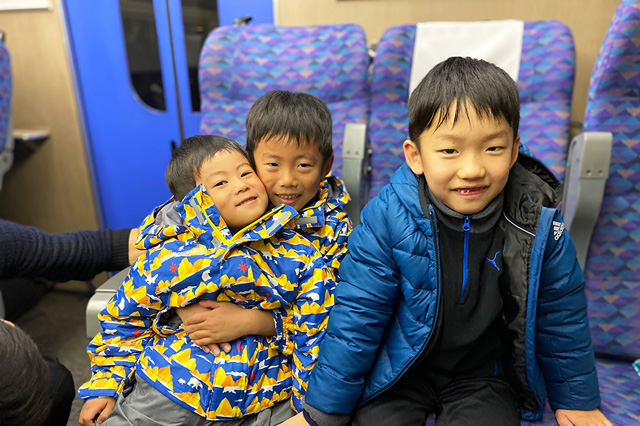 新幹線に乗る子ども達/上越国際スキー場(新潟県/南魚沼市)