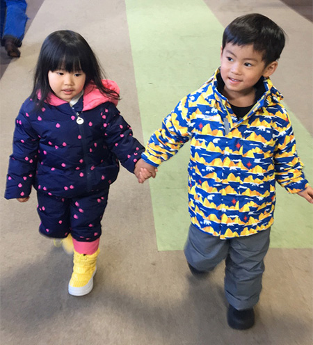 ホテル内を移動する子どもたち/上越国際スキー場(新潟県/南魚沼市)