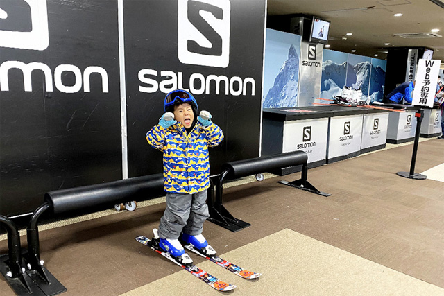レンタル用品を身に着ける子ども/上越国際スキー場(新潟県/南魚沼市)