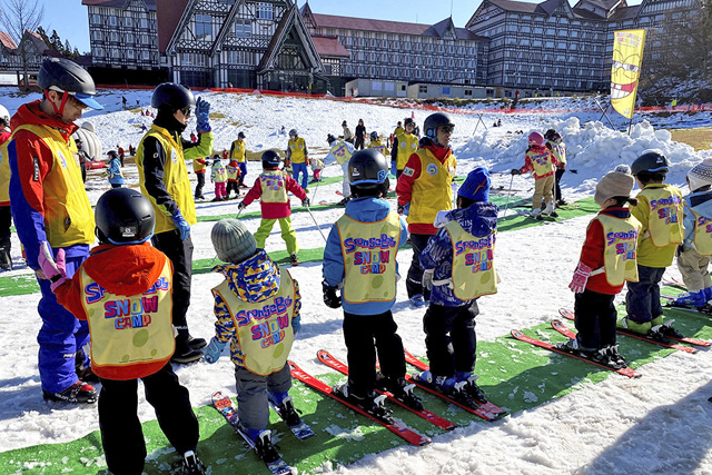 スキースクールで教わる子どもたち/上越国際スキー場(新潟県/南魚沼市)
