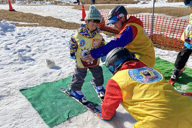 ハの字バランス遊びをする子どもの練習をする子ども/上越国際スキー場(新潟県/南魚沼市)