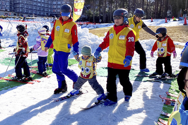 スキースクールで教わる子どもたち/上越国際スキー場(新潟県/南魚沼市)