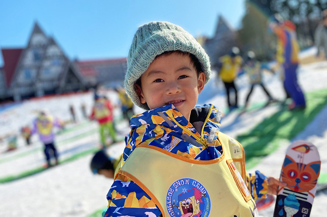 スキーデビューをした子ども/上越国際スキー場(新潟県/南魚沼市)